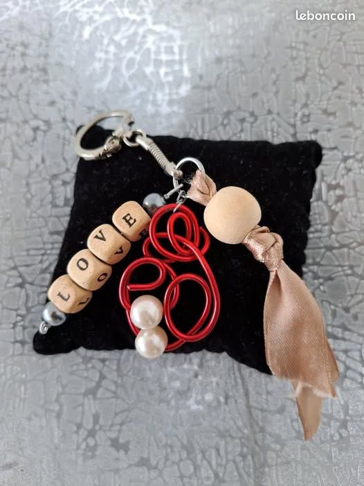 porte clé LOVE , création fait main NEUF