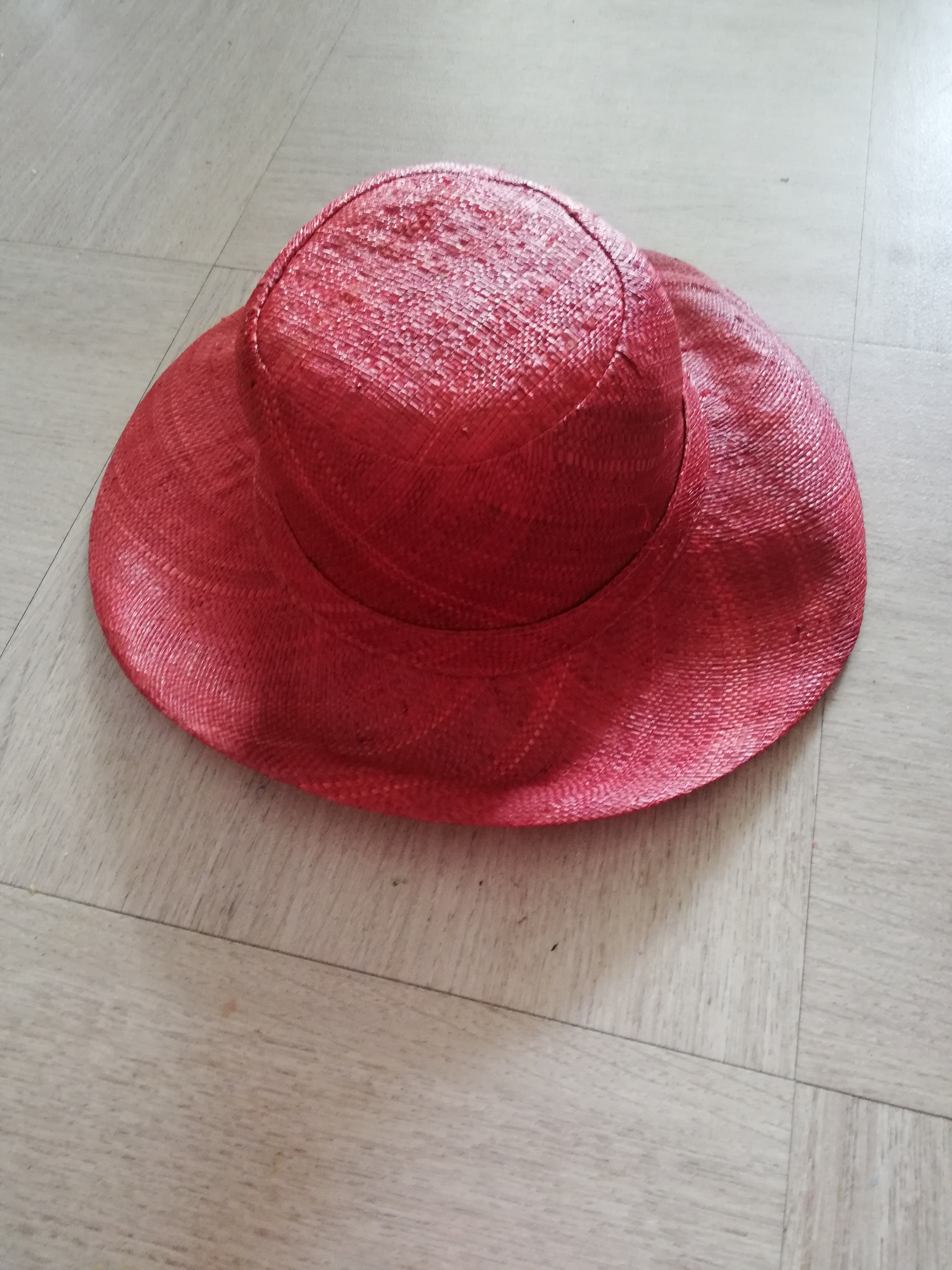 Chapeau en paille colorie rouge