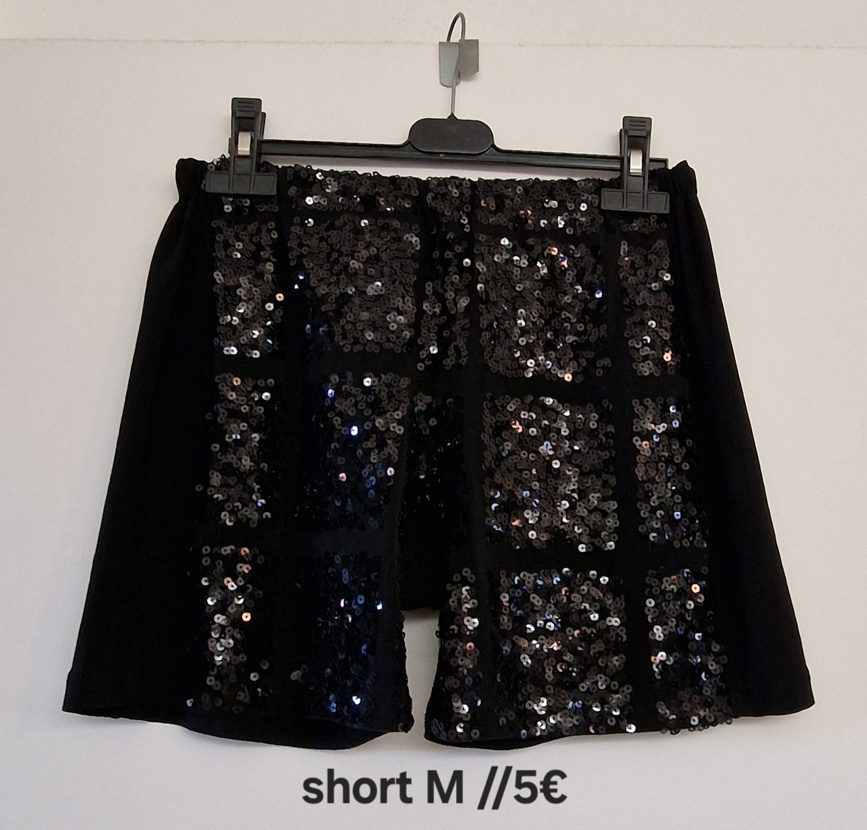 Vend short noir en sequin