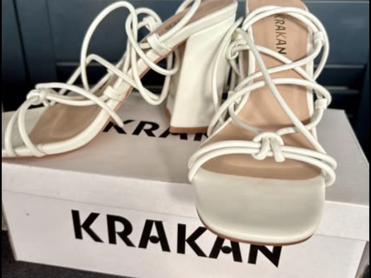 TALON CARRÉ ET LACETS BLANC