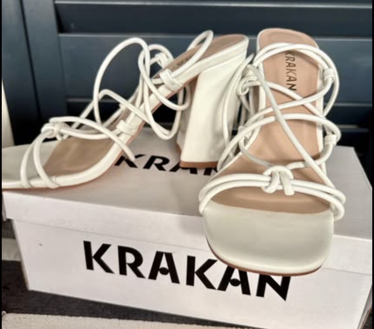 TALON CARRÉ ET LACETS BLANC