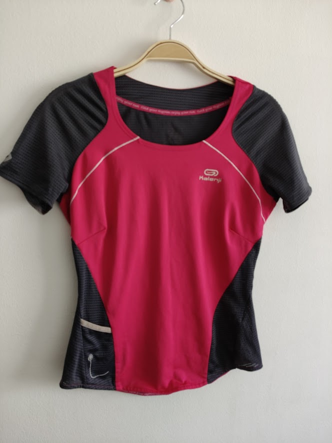 Vetement de sport haut taille S/M, très bon état