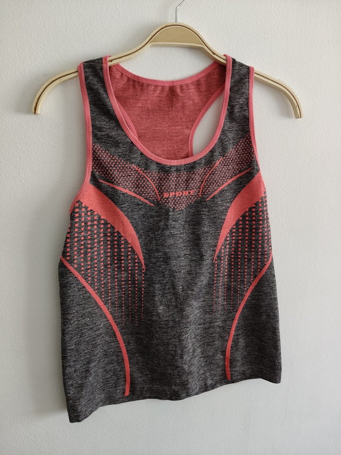 Vetement de sport haut taille S/M, très bon état