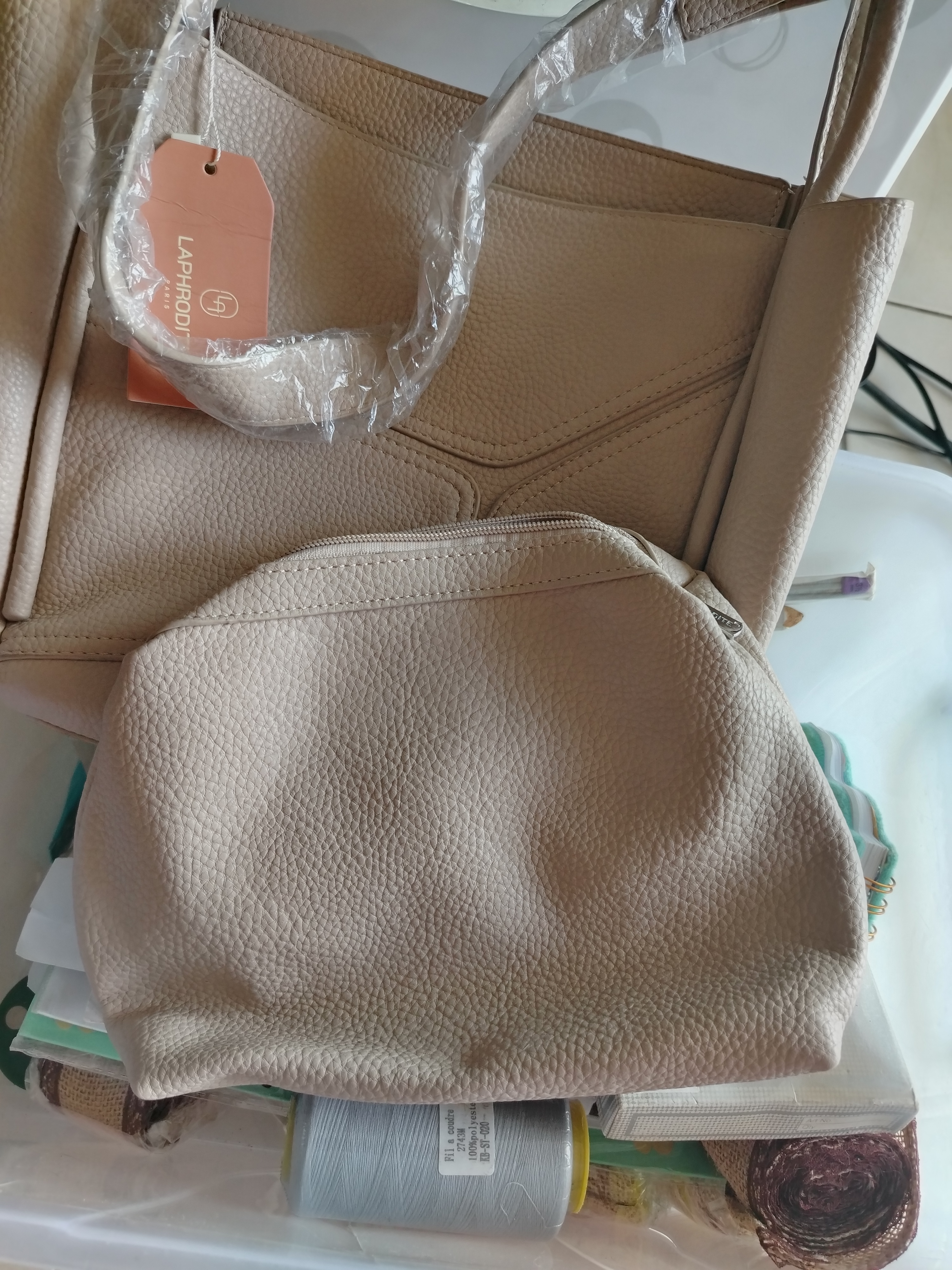 Sac couleur beige avec trousse